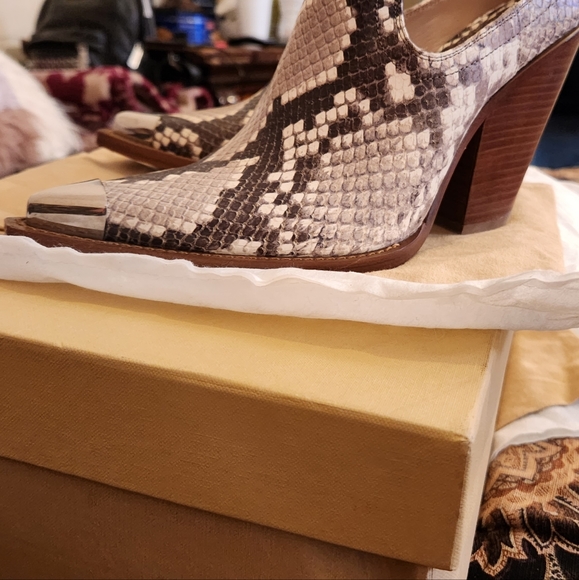 Michael Kors Python Snakeskin Boots US	   EU	     Inches6	     36.5	   8.87 - Picture 6 of 16